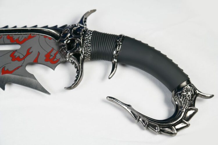 Skulls Fantasy Knife - Image 6