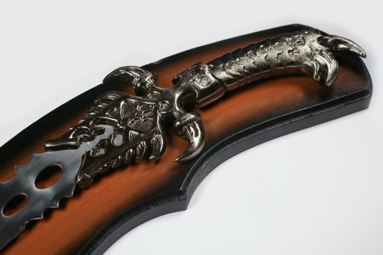 Curved Eagle Fantasy Knife - Image 2