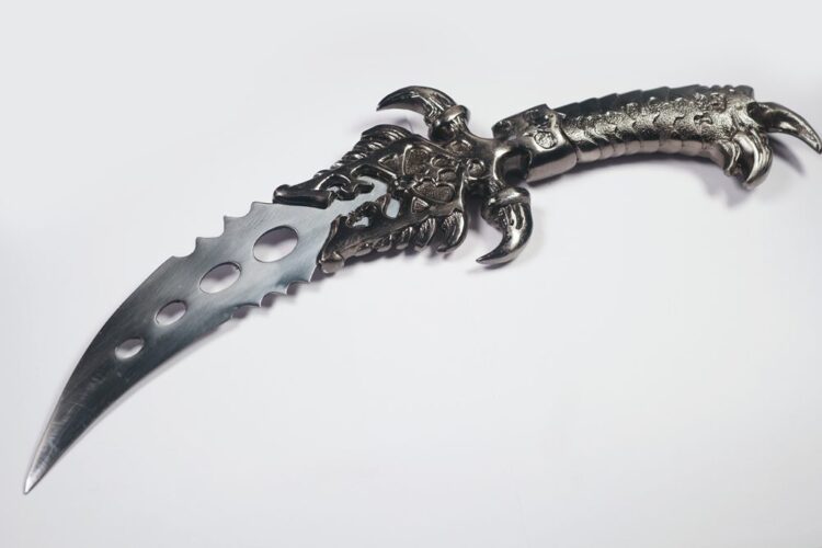 Curved Eagle Fantasy Knife - Image 3