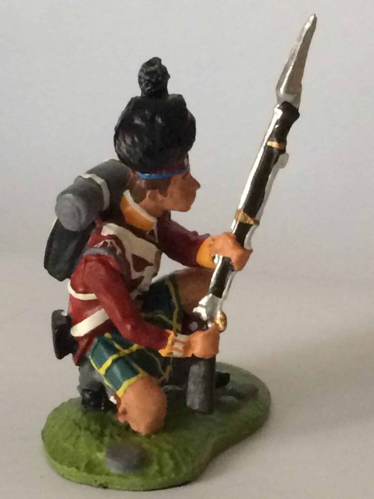 Pewter Gordon Highlander Kneeling - Image 2