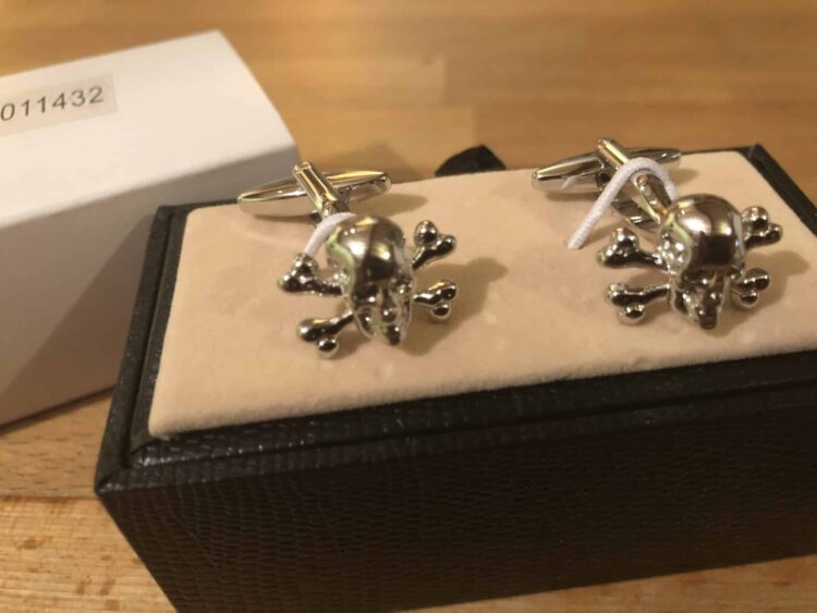 Cufflink Pair in Box Skull and Crossbones - Image 2