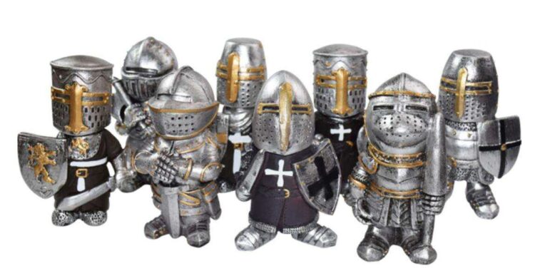 8 Pieces Assorted Resin Knights